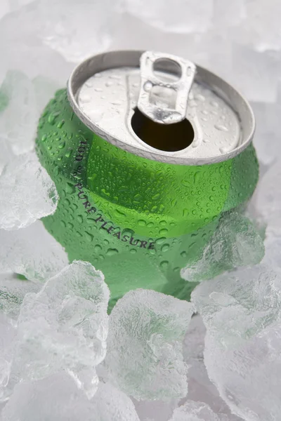Grüne Dose Mit Sprudelndem Erfrischungsgetränk Eis Mit Gezogenem Ring — Stockfoto
