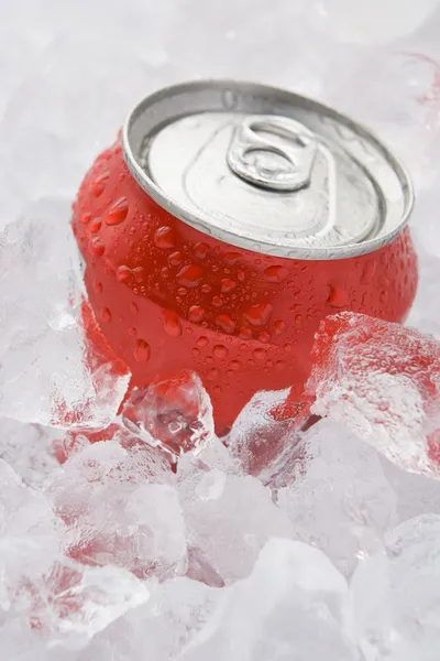 Lata Vermelha Bebida Macia Fizzy Ajustada Gelo — Fotografia de Stock