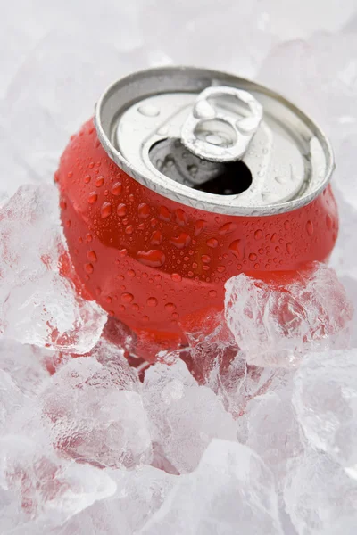 Rote Dose Mit Sprudelndem Erfrischungsgetränk Eis Mit Gezogenem Ring — Stockfoto