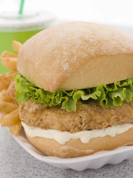 Südländischer gebratener Hühnerfilet-Burger mit Pommes und einem Softdrink — Stockfoto