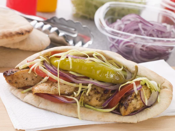 Kebab Poulet Mariné Dans Pain Pitta Avec Salade Cornichon — Photo