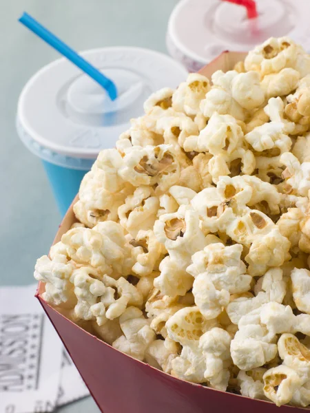 Wiadro popcornu z napojami bezalkoholowymi i bilety do kina — Zdjęcie stockowe