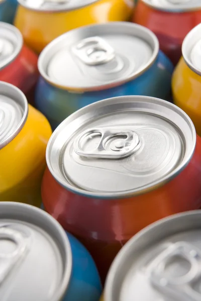 Close Up de multi coloridas latas de refrigerante — Fotografia de Stock