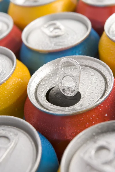 Nahaufnahme Von Mehrfarbigen Getränkedosen Mit Einer Geöffneten — Stockfoto