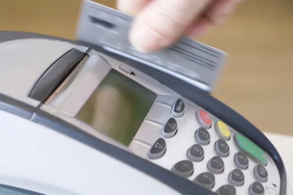 Kredi kartı swiping — Stok fotoğraf