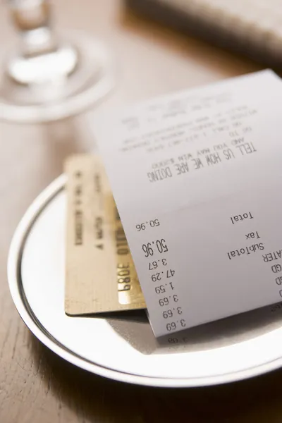 Pagar la factura del restaurante con una tarjeta de crédito — Foto de Stock