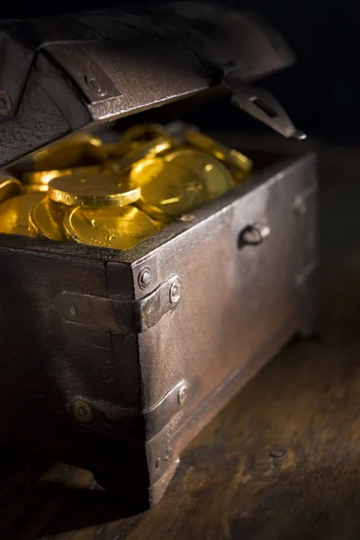 Грудь Полная Золотых Монет — стоковое фото