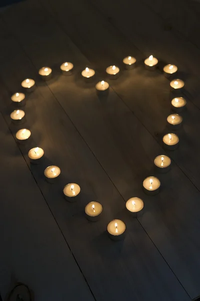 Φωτίζονται Κεριά Που Τοποθετούνται Ένα Σχήμα Καρδιάς — Φωτογραφία Αρχείου