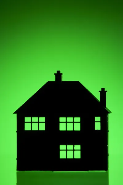Forme de la maison sur fond vert — Photo
