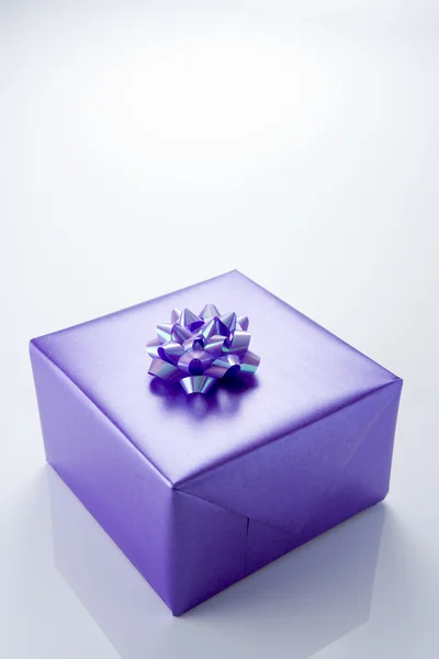 Geschenk in lila Papier gewickelt — Stockfoto