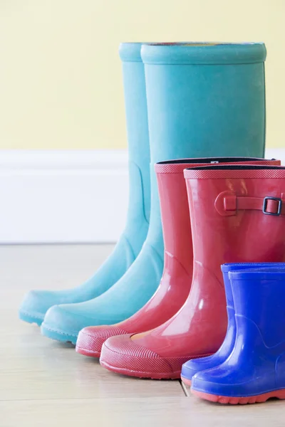 Tres pares de coloridas botas de goma en fila — Foto de Stock