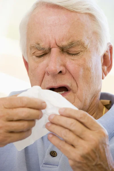 Hombre mayor estornudando — Foto de Stock