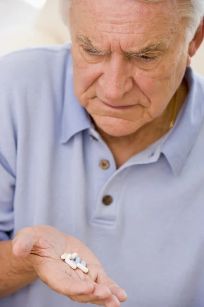 Starszy Mężczyzna Poszukuje Medycynie — Zdjęcie stockowe