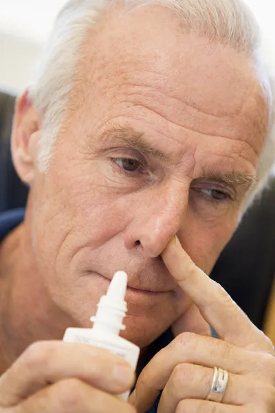 Uomo Anziano Utilizzando Spray Nasale — Foto Stock