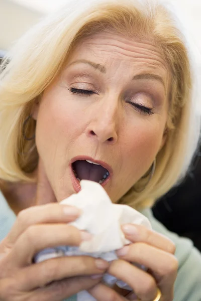 Mujer Mayor Estornudando — Foto de Stock