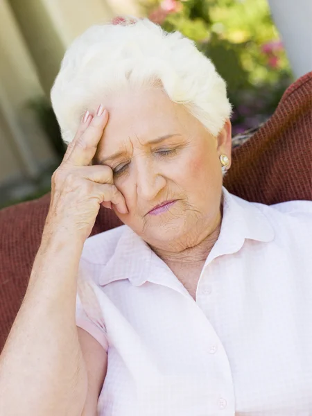 Mujer con dolor de cabeza —  Fotos de Stock