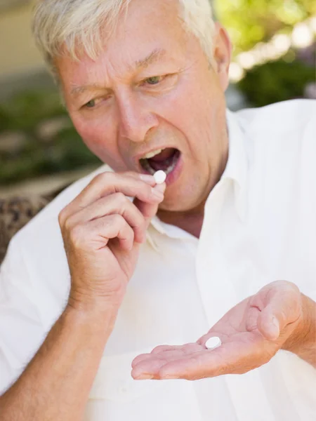 Homem Tomando Pílulas — Fotografia de Stock