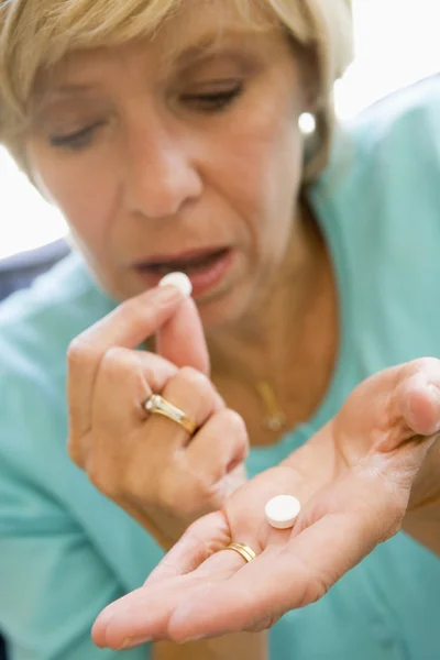Vrouw nemen pillen — Stockfoto