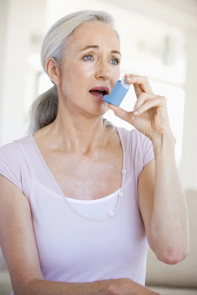 Mujer Usando Inhalador —  Fotos de Stock