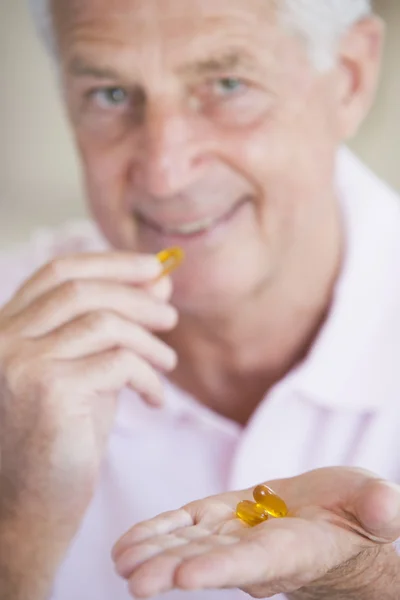 Hombre tomando píldoras —  Fotos de Stock