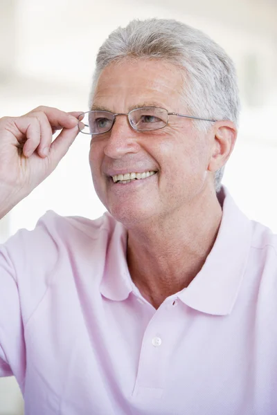 Homem olhando através de novos óculos — Fotografia de Stock