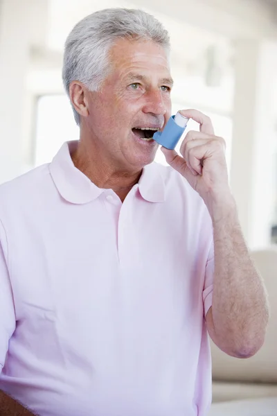 Man Met Een Inhaleertoestel — Stockfoto