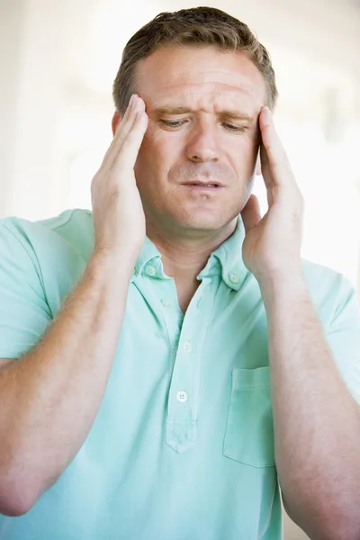 Hombre con dolor de cabeza —  Fotos de Stock