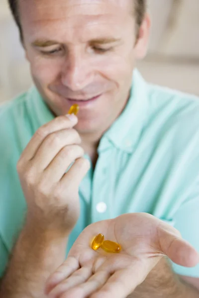 Az ember vesz tabletták — Stock Fotó