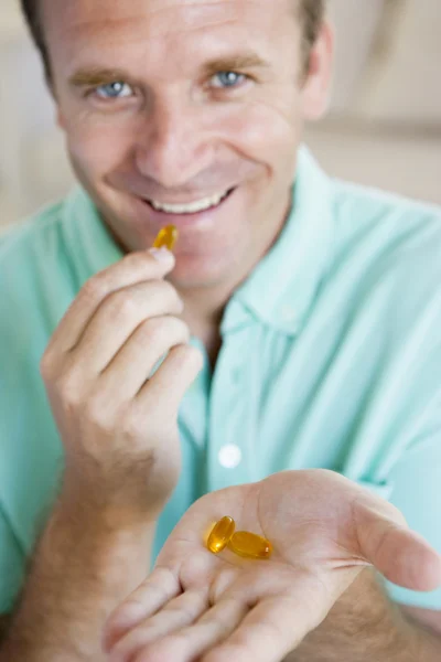 Uomo che prende pillole — Foto Stock