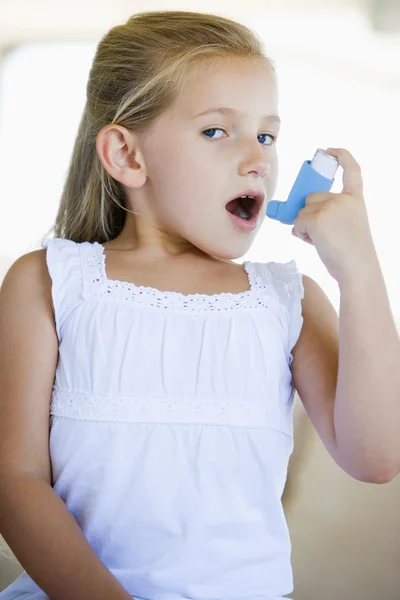 Mädchen mit einem Inhalator — Stockfoto