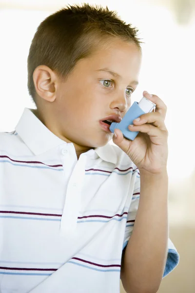 Junge mit einem Inhalator — Stockfoto