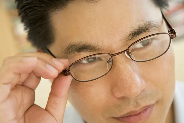 Az ember belenéz új szemüveg — Stock Fotó