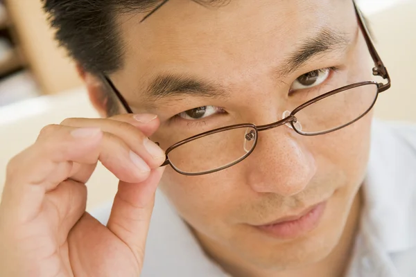 Uomo Guardando Attraverso Nuovi Occhiali — Foto Stock