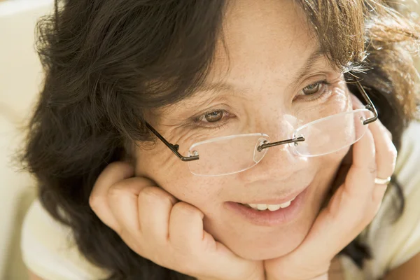 Mulher olhando através de novos óculos — Fotografia de Stock