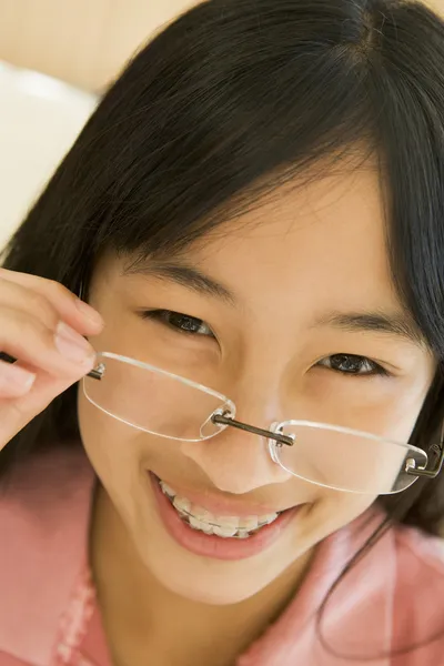 Menina olhando através de novos óculos — Fotografia de Stock
