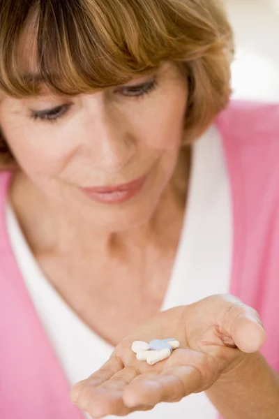 Жінка приймаючи таблетки — стокове фото