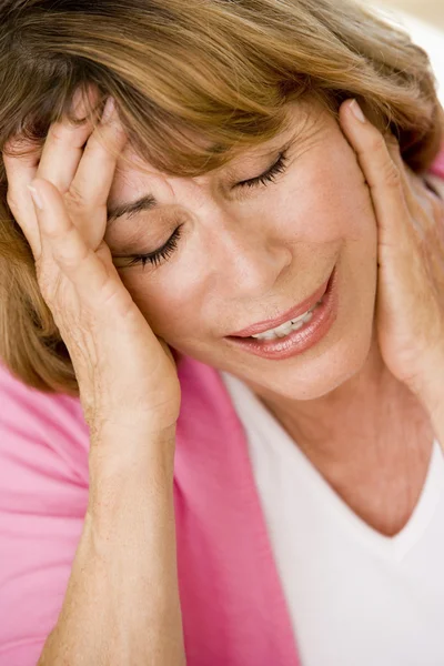 Kvinna med huvudvärk — Stockfoto