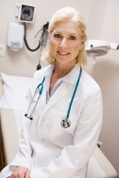 Střední Věku Ženský Lékař Sedí Nemocnici Oddělení — Stock fotografie