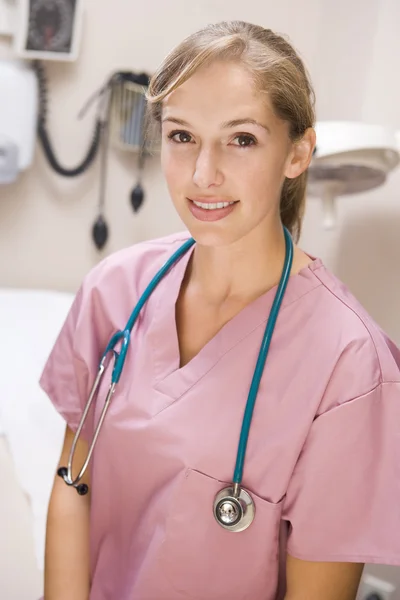 Молодая женщина-врач в розовом Scrubs — стоковое фото