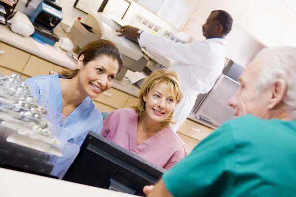Verpleegkundigen praten op de receptie in een ziekenhuis — Stockfoto