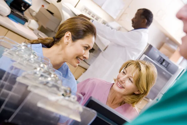 Verpleegkundigen praten op de receptie in een ziekenhuis — Stockfoto