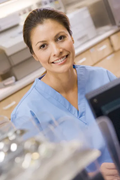 간호사는 리셉션 영역에는 컴퓨터에 — 스톡 사진