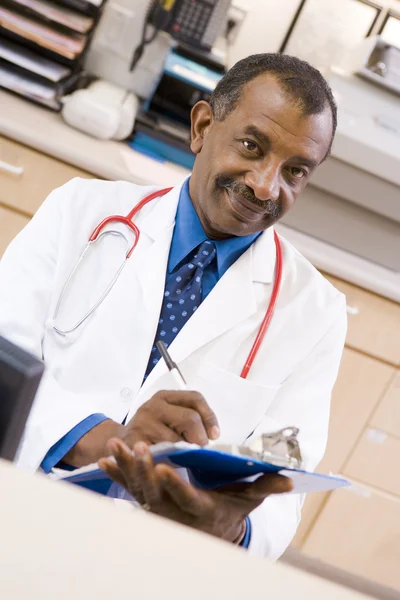 Doctor Escribiendo Portapapeles Área Recepción Hospicio — Foto de Stock