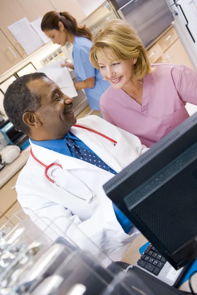 Lekarz i pielęgniarka dyskusji coś w recepcji — Zdjęcie stockowe