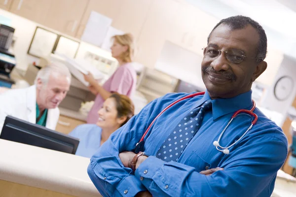 Ärzte Und Krankenschwestern Der Rezeption Eines Krankenhauses — Stockfoto