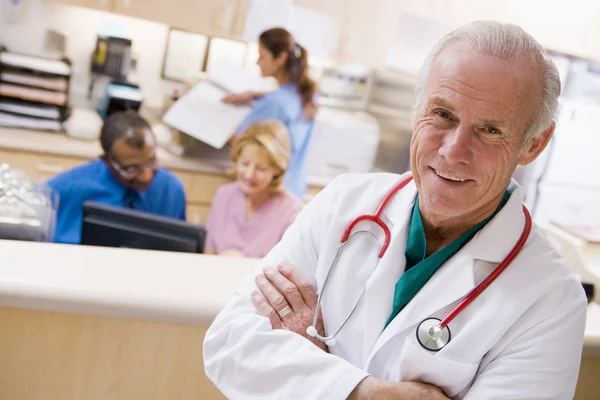 Ärzte Und Krankenschwestern Der Rezeption Eines Krankenhauses — Stockfoto