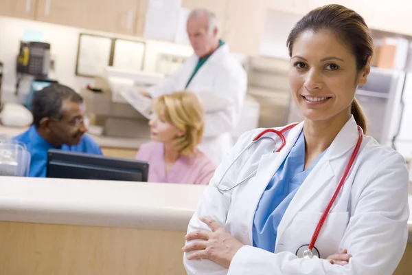 Artsen Verpleegkundigen Bij Receptie Van Een Ziekenhuis — Stockfoto