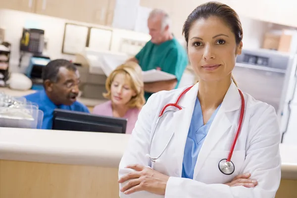 Lekarze i pielęgniarki w recepcji szpitala — Zdjęcie stockowe