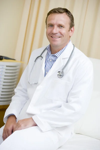 Ein Arzt Sitzt Auf Einem Krankenhausbett — Stockfoto