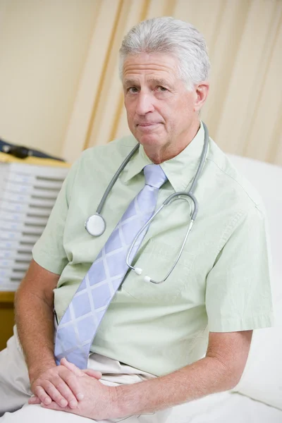 Ein Arzt Sitzt Auf Einem Krankenhausbett — Stockfoto